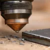 Comment la découpeuse flash industrielle transforme la tôlerie de chantier